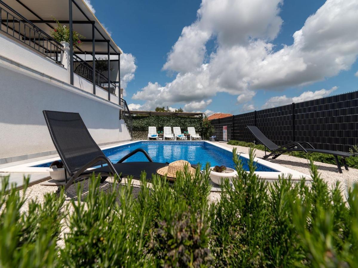 Scenic Sea View,Three Bedroom Villa With Pool 特罗吉尔 外观 照片