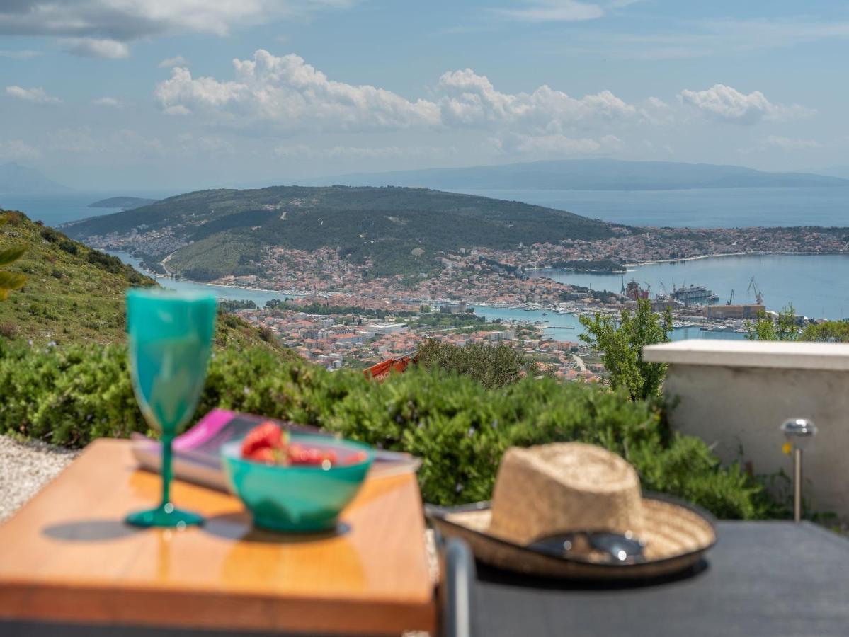 Scenic Sea View,Three Bedroom Villa With Pool 特罗吉尔 外观 照片
